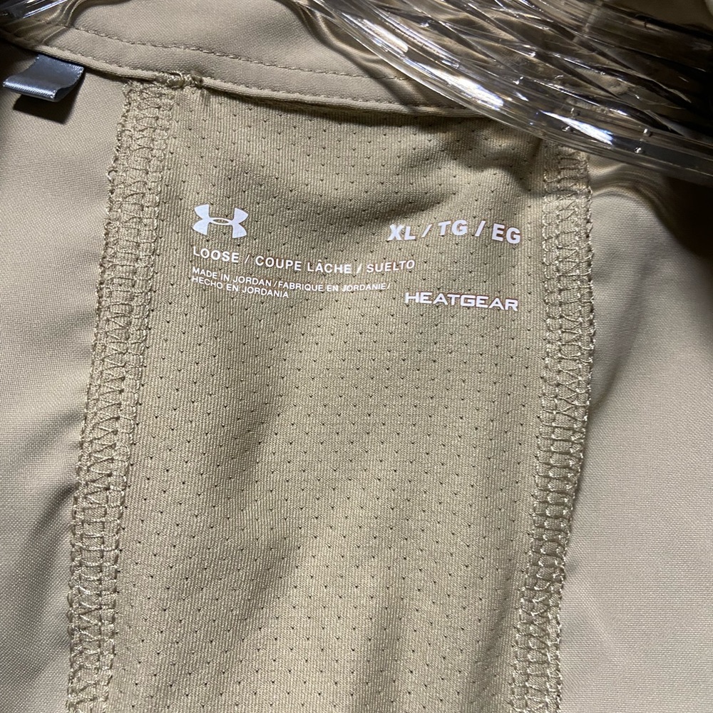 Men’s Under Armor button-down tan fishing shirt excellent condition